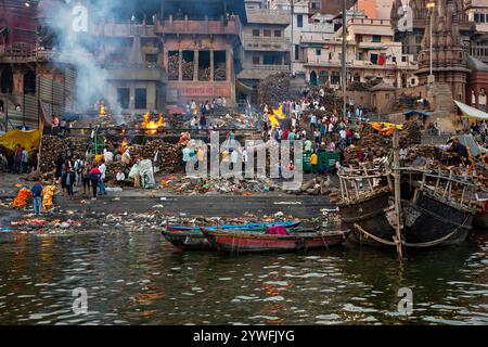 Die Zeremonie der Einäscherung im Manikarnika Ghat, bekannt als eines der heiligsten Einäscherungsanlagen, am Ufer des Ganges in Varanasi, Indien Stockfoto