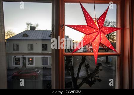 Elektrischer Adventsstern weihnachtsdekoration im Fenster mit Schnee draußen am Nachmittag in schweden Stockfoto
