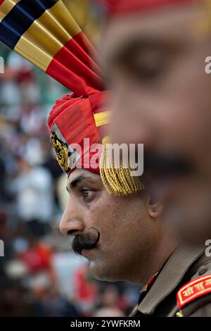 Indische Wachen während der Zeremonie des Wachwechsels an der indischen und pakistanischen Grenze in Amritsar, Punjab, Indien Stockfoto