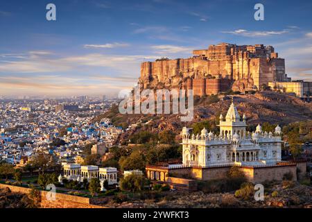 Blick auf das Mausoleum Jaswant Thada und das Fort Mehrangarh bei Sonnenaufgang in Jodhpur, Rajasthan, Indien Stockfoto
