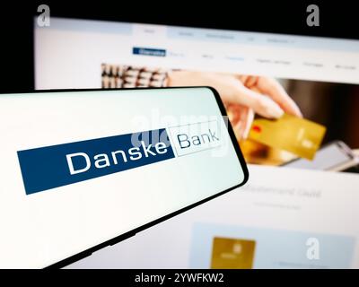 Deutschland. Juli 2024. In dieser Abbildung ist ein Mobiltelefon mit dem Logo des dänischen Finanzdienstleistungsunternehmens Danske Bank WIE vor der Website für Unternehmen zu sehen. Quelle: SOPA Images Limited/Alamy Live News Stockfoto