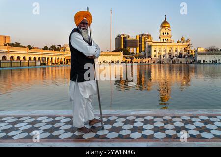 Sikh-Wache im Gurudwara Bangla Sahib Tempel in Neu-Delhi, Indien Stockfoto