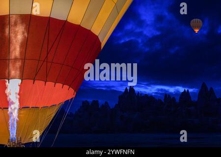 Heißluftballons in der Dämmerung in Kappadokien, Türkei Stockfoto