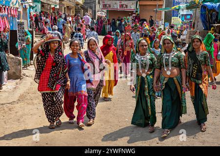 Einheimische in traditionellen bunten Kleidern beim Kawant Festival in Gujarat, Indien Stockfoto