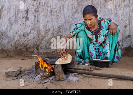 Ethnische Frau kocht Chapati auf dem Brennholz in Bhuj, Indien Stockfoto