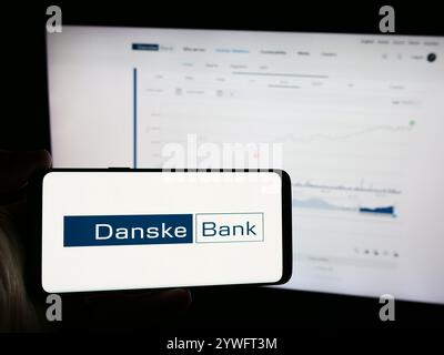 Deutschland. Juli 2024. In dieser Abbildung hält eine Person ein Mobiltelefon mit dem Logo des dänischen Finanzdienstleisters Danske Bank WIE vor der Webseite für Unternehmen. (Credit Image: © Timon Schneider/SOPA Images via ZUMA Press Wire) NUR REDAKTIONELLE VERWENDUNG! Nicht für kommerzielle ZWECKE! Stockfoto