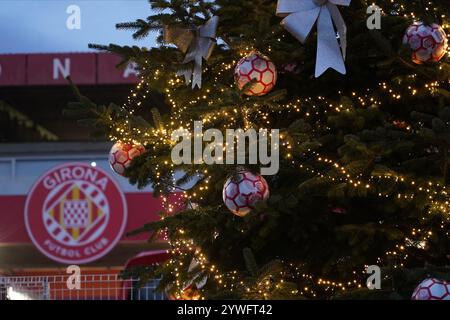 Girona, Spanien. Dezember 2024. Girona FC Shield und Weihnachtsbaum während des Spiels der UEFA Champions League, Datum 6, zwischen Girona FC und Liverpool FC, spielte am 10. Dezember 2024 im Montilivi Stadion in Barcelona Spanien. (Foto: Bagu Blanco/PRESSINPHOTO) Credit: PRESSINPHOTO SPORTS AGENCY/Alamy Live News Stockfoto