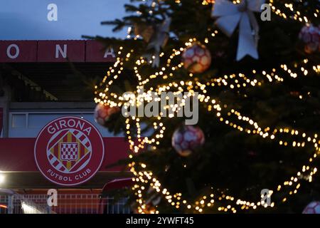 Girona, Spanien. Dezember 2024. Girona FC Shield und Weihnachtsbaum während des Spiels der UEFA Champions League, Datum 6, zwischen Girona FC und Liverpool FC, spielte am 10. Dezember 2024 im Montilivi Stadion in Barcelona Spanien. (Foto: Bagu Blanco/PRESSINPHOTO) Credit: PRESSINPHOTO SPORTS AGENCY/Alamy Live News Stockfoto