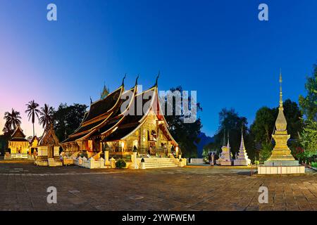 Historischer Wat Xieng Thong, bekannt als goldener Stadttempel in der Dämmerung in Luang Prabang, Laos. Stockfoto