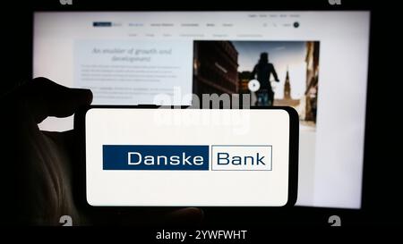 23. Juli 2024, Deutschland: In dieser Fotoabbildung hält eine Person ein Smartphone mit dem Logo des dänischen Finanzdienstleisters Danske Bank WIE vor der Webseite. (Credit Image: © Timon Schneider/SOPA Images via ZUMA Press Wire) NUR REDAKTIONELLE VERWENDUNG! Nicht für kommerzielle ZWECKE! Stockfoto