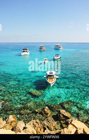 Ayia Napa, Zypern. November 2024. Wunderschöne Meereslandschaft mit weißen Yachten am Capo Greco, Ayia Napa. Stockfoto