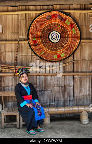 Hmong-Frau in traditioneller Kleidung in Luang Prabang, Laos Stockfoto