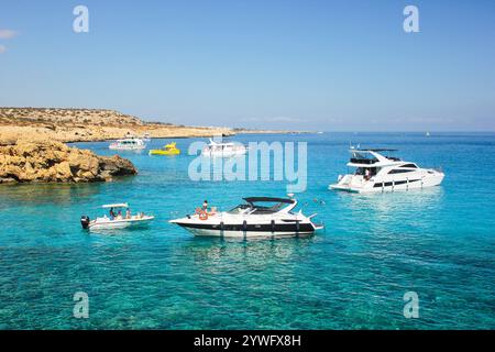 Ayia Napa, Zypern. November 2024. Wunderschöne Meereslandschaft mit weißen Yachten am Capo Greco, Ayia Napa. Stockfoto