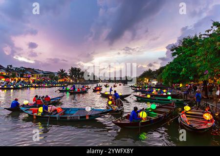 Traditionelle Laternenboote in der Dämmerung in Hoi an, Vietnam Stockfoto