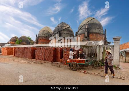 Kuppelöfen von Ziegelöfen im Ziegelhof in Vinh Long, Vietnam Stockfoto