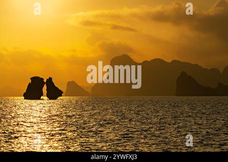 Blick über die Karstfelsen in Ha Long Bay, Vietnam Stockfoto