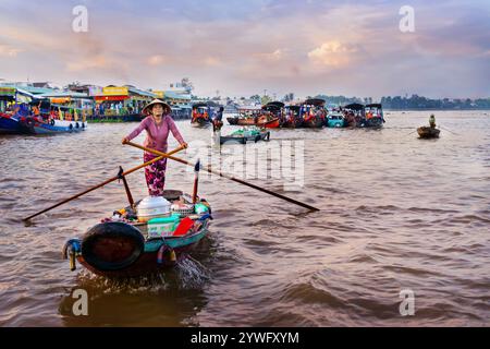 Lokale Verkäuferin auf ihrem Boot auf dem schwimmenden Markt am Mekong in Can Tho, Vietnam Stockfoto