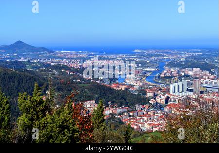 Panoramablick auf Bilbao, den Nervi-n-Fluss und das Meer vom Mount Arnotegi im Grünen Ring von Bilbao. Auf der linken Seite Mount Serantes Stockfoto