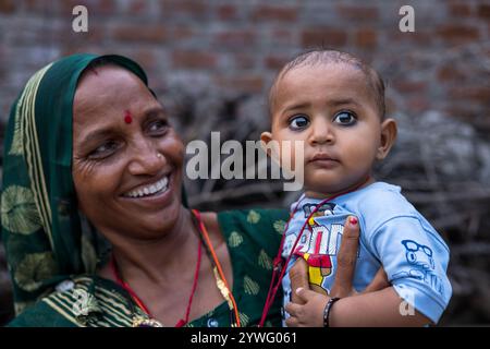 Porträt einer Mutter mit Kind, Gujarat, Indien Stockfoto