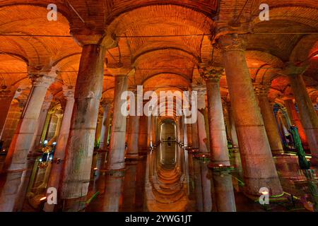 Byzantinisches Wasserreservoir, bekannt als unterirdische Zisterne oder Basilika-Zisterne in Istanbul, Türkei. Stockfoto