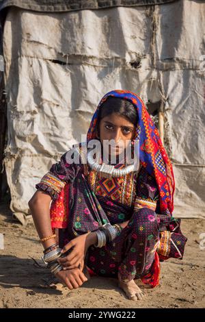 Ein junges Mädchen aus einer Stammesgemeinschaft, Kutch Region, Gujarat, Indien Stockfoto