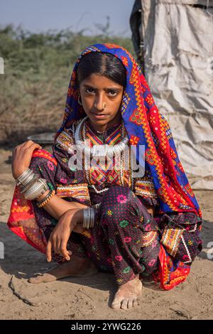 Ein junges Mädchen aus einer Stammesgemeinschaft, Kutch Region, Gujarat, Indien Stockfoto