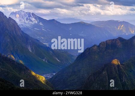 Blick auf die Berge, die als albanische Alpen bekannt sind, in Theth, Albanien Stockfoto