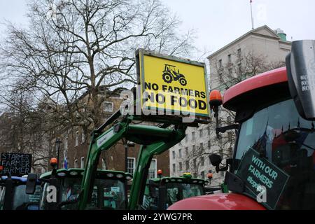 London, Großbritannien. 11. Dezember 2024. Hunderte von Traktoren fahren nach Westminster, um den Protest der britischen Landwirtschaft zu „Rip British Farming“ zu veranstalten. Sie kommt, nachdem die Regierung Änderungen an der landwirtschaftlichen Erbschaftssteuer im Oktober-Haushalt angekündigt hatte, in dem die Organisatoren Kent Fairness for Farmers und Save British Farming als „giftig“ bezeichnet wurden. Die Demonstranten fordern, dass diese Regierung aufhört, britische Landwirte und ländliche Gemeinden zu verraten. Quelle: Waldemar Sikora / Alamy Live News Stockfoto