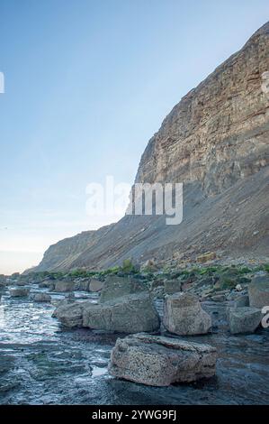 Felsen und Felsbrocken auf der Wellenplattform am Fuße der Hunt Cliff, saltburn, North yorkshire, england, großbritannien Stockfoto