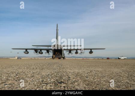 Ein U.S. Air Force HC-130J Combat King II, der der 39th Rescue Squadron, 920th Rescue Wing, zugeteilt ist, bereitet sich darauf vor, Ausrüstung und Marines mit I Mari zu entladen Stockfoto