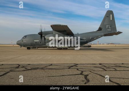 Ein U.S. Air Force HC-130J Combat King II, der der 39th Rescue Squadron, 920th Rescue Wing, zugeteilt ist, bereitet sich darauf vor, Ausrüstung und Marines mit I Mari zu entladen Stockfoto