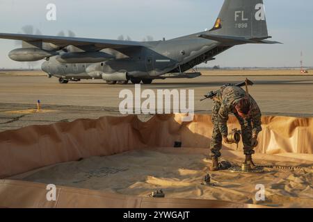 Lance CPL. Ilja Kusnetsov, ein Treibstofftechniker der Marine Wing Support Squadron 373, Marine Aircraft Group 38, 3. März Stockfoto