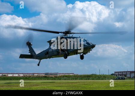 Eine HH-60W Jolly Green II der US Air Force, die der 33rd Rescue Squadron zugeteilt ist, führt eine Patientenrettungsdemonstration mit der 31st Rescue Squadron Dura durch Stockfoto