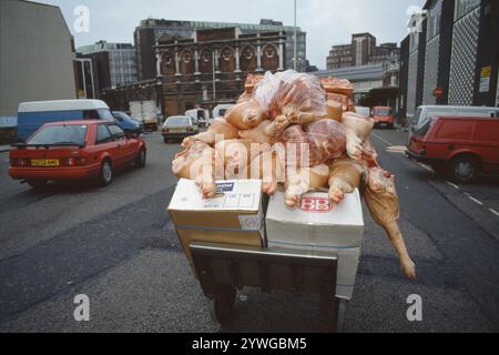 Smithfield Market, London Central Markets, London. Es befindet sich auf der Square Mile der City of London und ist in drei denkmalgeschützten Gebäuden untergebracht. Es ist der größte Großhandelsmarkt für Fleisch im Vereinigten Königreich. Der Smithfield Market, Londons historischer Fleischgroßmarkt, wird seine Türen 2028 nach fast 900 Jahren endgültig schließen. Die Entscheidung folgt den Herausforderungen einer zuvor geplanten Verlagerung in ein neues, mit £ 1 Milliarde dotiertes Bauprojekt in Dagenham, das aufgrund der steigenden Baukosten und der Inflation verschoben wurde. Händler in Smithfield, sowie die von Billingsgate Fish mA Stockfoto