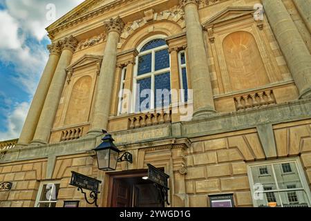 Fassade der römischen Bäder in der Stadt Bath in Somerset, England. Stockfoto