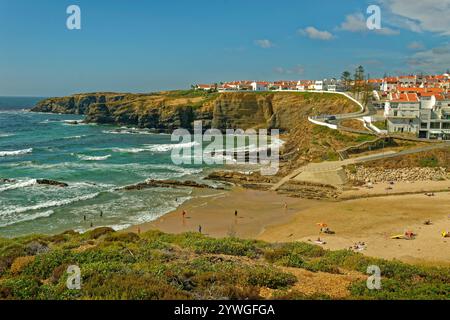 Die Atlantikfront der Stadt Zambujeira do Mar an der Westküste Portugals. Stockfoto