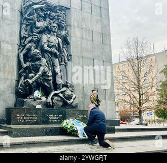 Warschau, Polen. Dezember 2024. Bayerns Ministerpräsident Markus Söder erinnert an die Opfer des Nationalsozialismus, indem er an das Heldendenkmal des Warschauer Ghettos kniet. Zu Beginn seiner Reise nach Polen legte der CSU-Chef einen Kranz an der Gedenkstätte, wo auch Bundeskanzler Willy Brandt (SPD) am 7. Dezember 1970 kniete. Quelle: Marco Hadem/dpa/Alamy Live News Stockfoto