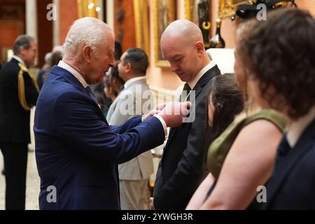 Mr. Paul Martin wird während einer Investiturzeremonie im Buckingham Palace in London mit dem King's Commendation for Tapferkeit von König Karl III. Dekoriert. Die Auszeichnung würdigt die Intervention von Herrn Martin bei einem Messerangriff am 14. April 2021. Bilddatum: Mittwoch, 11. Dezember 2024. Stockfoto