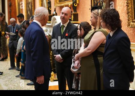 Mr. Paul Martin wird während einer Investiturzeremonie im Buckingham Palace in London mit dem King's Commendation for Tapferkeit von König Karl III. Dekoriert. Die Auszeichnung würdigt die Intervention von Herrn Martin bei einem Messerangriff am 14. April 2021. Bilddatum: Mittwoch, 11. Dezember 2024. Stockfoto