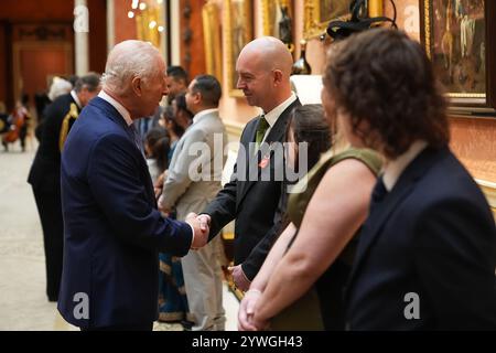 Mr. Paul Martin wird während einer Investiturzeremonie im Buckingham Palace in London mit dem King's Commendation for Tapferkeit von König Karl III. Dekoriert. Die Auszeichnung würdigt die Intervention von Herrn Martin bei einem Messerangriff am 14. April 2021. Bilddatum: Mittwoch, 11. Dezember 2024. Stockfoto