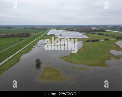 Der Fluss Ems tritt über Ufer. Anhaltender und intensiver Regen hat große Flächen von Feldern und Wiesen bei Rhede Niedersachsen unter Wasser gesetzt. Da der Pegelstand der Ems hoch ist, kann das Wasser zurzeit nicht ungehindert von den umliegenden Flächen abfließen. Leer Niedersachsen Deutschland *** die Ems platzt über ihre Ufer anhaltender und intensiver Regen hat große Felder und Wiesen bei Rhede Niedersachsen überschwemmt da der Wasserstand der Ems hoch ist, kann das Wasser derzeit nicht ungehindert aus den umliegenden Gebieten leer Niedersachsen Deutschland Urheberrecht: Xdiebildwerftx Stockfoto