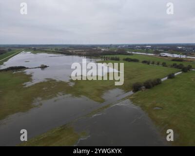 Der Fluss Ems tritt über Ufer. Anhaltender und intensiver Regen hat große Flächen von Feldern und Wiesen bei Rhede Niedersachsen unter Wasser gesetzt. Da der Pegelstand der Ems hoch ist, kann das Wasser zurzeit nicht ungehindert von den umliegenden Flächen abfließen. Leer Niedersachsen Deutschland *** die Ems platzt über ihre Ufer anhaltender und intensiver Regen hat große Felder und Wiesen bei Rhede Niedersachsen überschwemmt da der Wasserstand der Ems hoch ist, kann das Wasser derzeit nicht ungehindert aus den umliegenden Gebieten leer Niedersachsen Deutschland Urheberrecht: Xdiebildwerftx Stockfoto