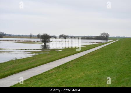 Der Fluss Ems tritt über Ufer. Anhaltender und intensiver Regen hat große Flächen von Feldern und Wiesen bei Rhede Niedersachsen unter Wasser gesetzt. Da der Pegelstand der Ems hoch ist, kann das Wasser zurzeit nicht ungehindert von den umliegenden Flächen abfließen. Leer Niedersachsen Deutschland *** die Ems platzt über ihre Ufer anhaltender und intensiver Regen hat große Felder und Wiesen bei Rhede Niedersachsen überschwemmt da der Wasserstand der Ems hoch ist, kann das Wasser derzeit nicht ungehindert aus den umliegenden Gebieten leer Niedersachsen Deutschland Urheberrecht: Xdiebildwerftx Stockfoto