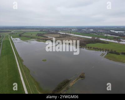 Der Fluss Ems tritt über Ufer. Anhaltender und intensiver Regen hat große Flächen von Feldern und Wiesen bei Rhede Niedersachsen unter Wasser gesetzt. Da der Pegelstand der Ems hoch ist, kann das Wasser zurzeit nicht ungehindert von den umliegenden Flächen abfließen. Leer Niedersachsen Deutschland *** die Ems platzt über ihre Ufer anhaltender und intensiver Regen hat große Felder und Wiesen bei Rhede Niedersachsen überschwemmt da der Wasserstand der Ems hoch ist, kann das Wasser derzeit nicht ungehindert aus den umliegenden Gebieten leer Niedersachsen Deutschland Urheberrecht: Xdiebildwerftx Stockfoto