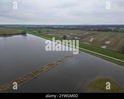 Der Fluss Ems tritt über Ufer. Anhaltender und intensiver Regen hat große Flächen von Feldern und Wiesen bei Rhede Niedersachsen unter Wasser gesetzt. Da der Pegelstand der Ems hoch ist, kann das Wasser zurzeit nicht ungehindert von den umliegenden Flächen abfließen. Leer Niedersachsen Deutschland *** die Ems platzt über ihre Ufer anhaltender und intensiver Regen hat große Felder und Wiesen bei Rhede Niedersachsen überschwemmt da der Wasserstand der Ems hoch ist, kann das Wasser derzeit nicht ungehindert aus den umliegenden Gebieten leer Niedersachsen Deutschland Urheberrecht: Xdiebildwerftx Stockfoto