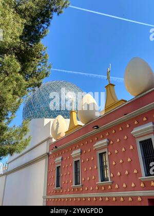 Figueres, Spanien - 7. April 2023: Außenansicht des Salvador Dali Theater-Museums in Figueres, Spanien. Surreale Architektur mit ikonischen Eierskulpturen und G Stockfoto