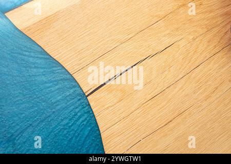 Blaues Epoxidharz und hartes Holz, Nahaufnahmen mit weichem Fokus, abstrakte Textur Stockfoto