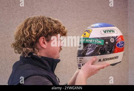 Bonhams London, Großbritannien. Dezember 2024. Ein Michael Schumacher 1991 Helm von Arai, Schätzung: £20.000 - £25.000 bei The Bond Street Sale in Bonhams New Bond Street, London. Cars Auktion 12 Dez 2024.Paul Quezada-Neiman/Alamy Live News Credit: Paul Quezada-Neiman/Alamy Live News Stockfoto