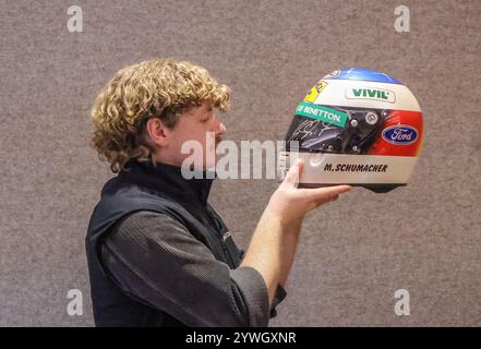 Bonhams London, Großbritannien. Dezember 2024. Ein Michael Schumacher 1991 Helm von Arai, Schätzung: £20.000 - £25.000 bei The Bond Street Sale in Bonhams New Bond Street, London. Cars Auktion 12 Dez 2024.Paul Quezada-Neiman/Alamy Live News Credit: Paul Quezada-Neiman/Alamy Live News Stockfoto