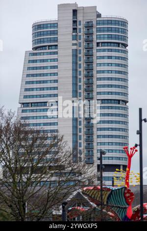 Bridgewater Place, auch bekannt als Dalek, ist ein Hochhaus in Leeds, West Yorkshire, England. Es war das höchste Gebäude in Yorkshire, als es im September 2005 stillgelegt wurde, aber heute ist es das zweithöchste Gebäude. Stockfoto